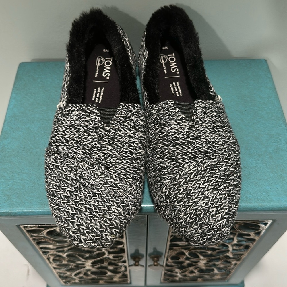 Tom’s Faux Fir Lined Slip On Shoes NWOT
